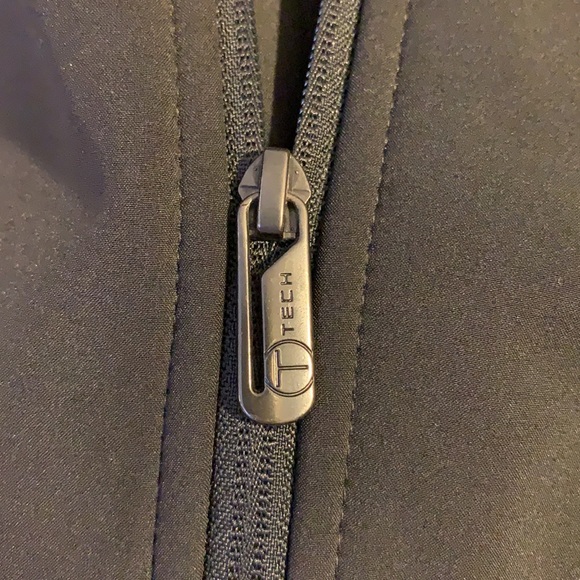 TECH by Tumi men’s soft shell black jacket with fleece lining. - Picture 12 of 13